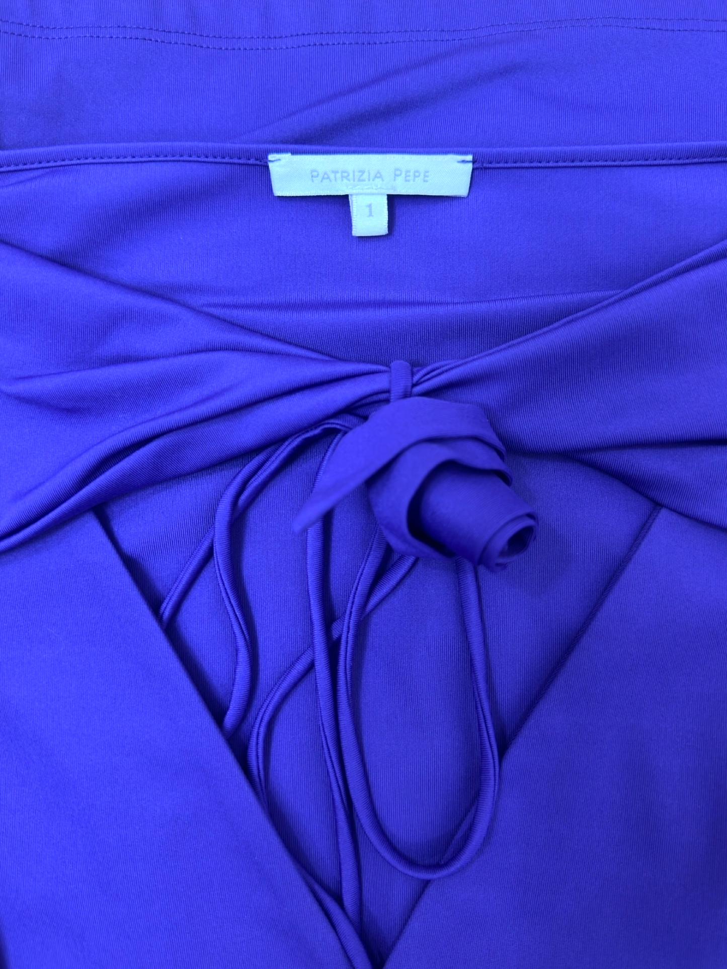 Patrizia Pepe – Robe Cut-Out Drapée – Violet électrique – Années 2010 – Made in Italy