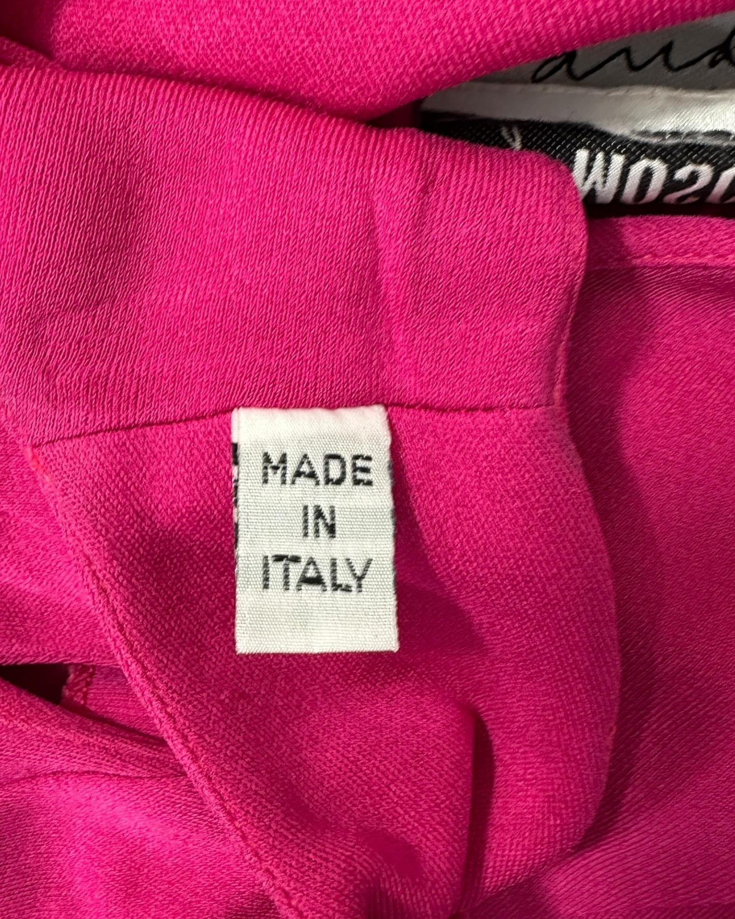 Moschino Cheap and Chic – Robe Vintage Rose Fuchsia – Drape et Nœud Latéral – Silhouette Sculptée – Made in Italy