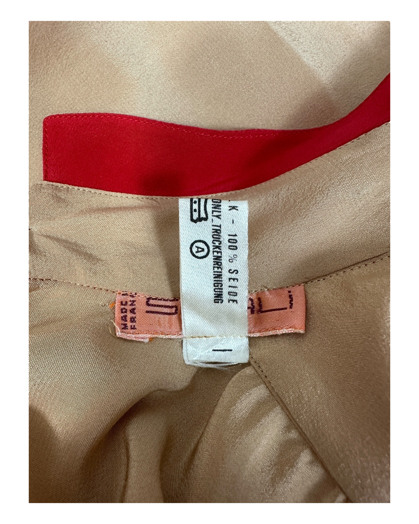 Sélection Paris Bonheur - Scali Paris – Robe Broderie Baroque – Soie Beige Broderies Rouge Carmine – Made in France