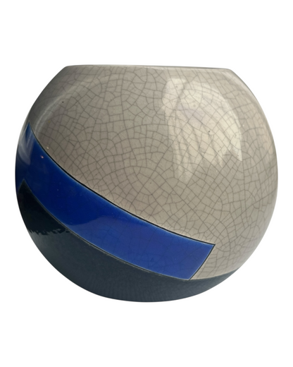 Désert Occidental– Vase Céramique J.Suzor – Émail Craquelé Gris & Ligne Bleue Graphique – Fait Main – Atelier des Récollets – Code FVR45