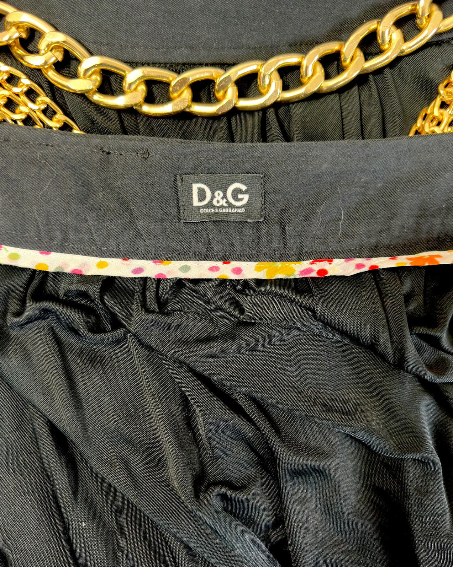 Dolce & Gabbana – Jupe  Noire – Chaînes Dorées Décoratives – Silhouette Plissée