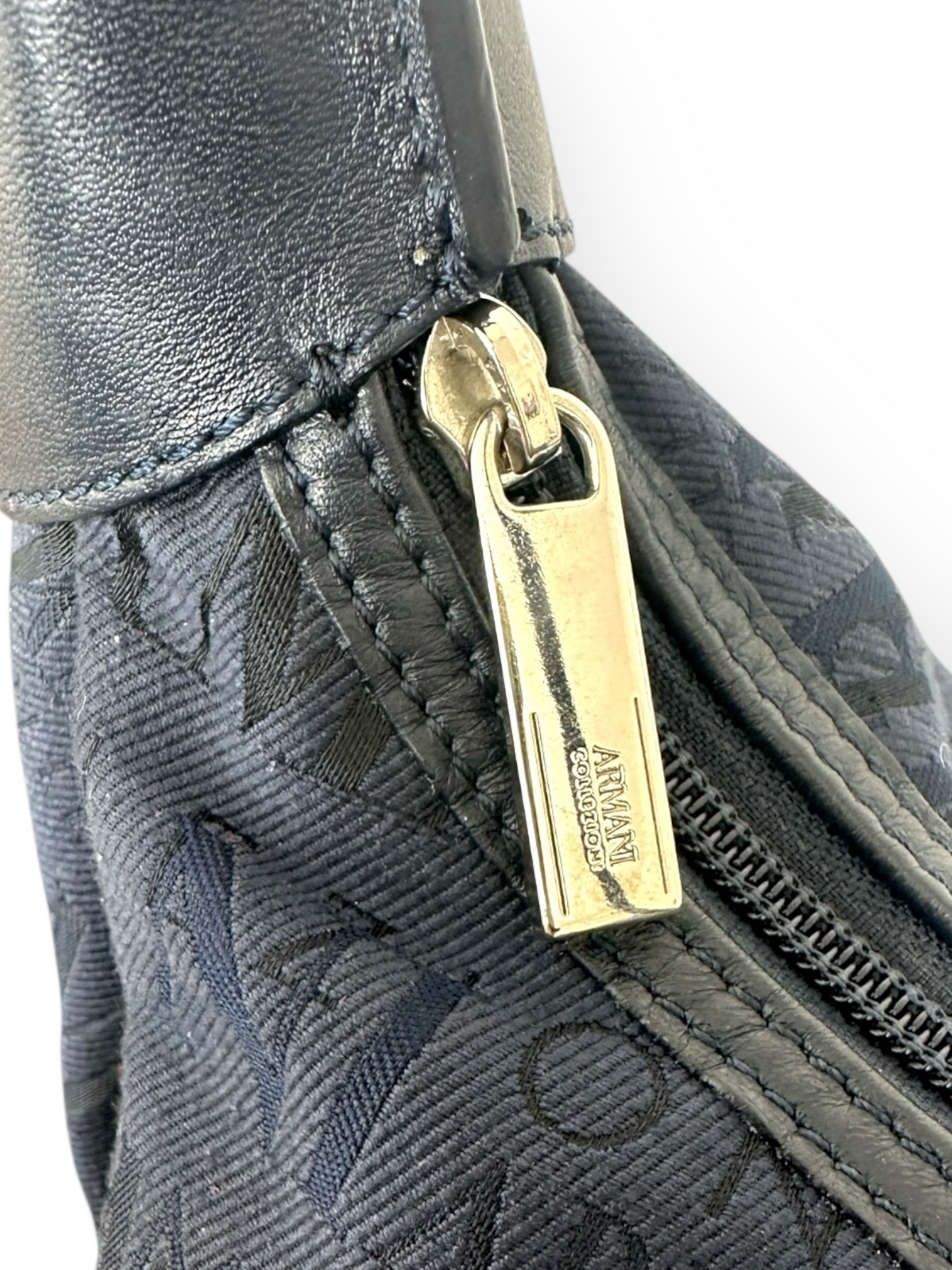 Armani Jeans – Sac Hobo Bleu Nuit – Toile Logo & Cuir de Veau – Made in Italy