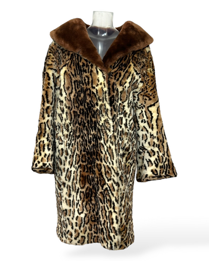 Sélection Paris Bonheur – manteau-léopard – mouton-lainé-naturel – col-châle-brun – coupe-longue-droite – artisan-belge – provenance-Maddy-Lambrecht – Circa-1970 | Paris-Bonheur