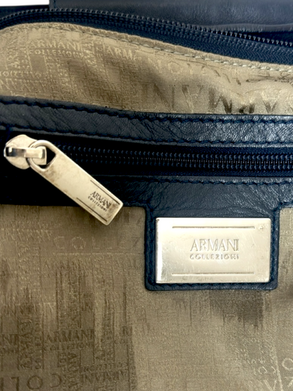 Armani Jeans – Sac Hobo Bleu Nuit – Toile Logo & Cuir de Veau – Made in Italy