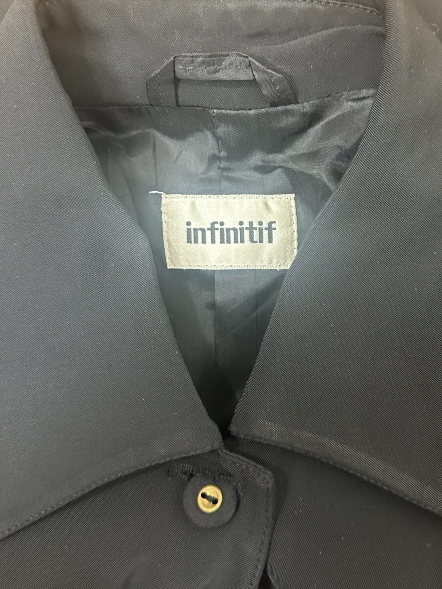 Infinitif Paris – Veste Tailleur Noire – polyester & lycra – boutons dorés – made in France – années 90 – coupe cintrée structurée – pièce chic et affirmée | Paris-Bonheur
