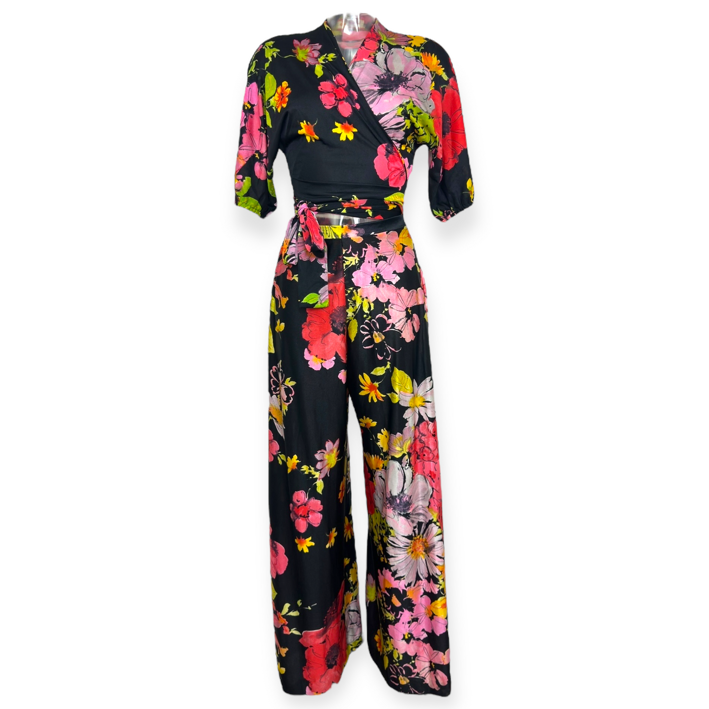 Sélection Paris Bonheur – Jacques Syma Paris – Ensemble Floral Quatre Pièces – Deux Tops Dos-Nu, Pantalon Large & Sur-Chemise – Satin Noir & Fleurs Multicolores - Made in France