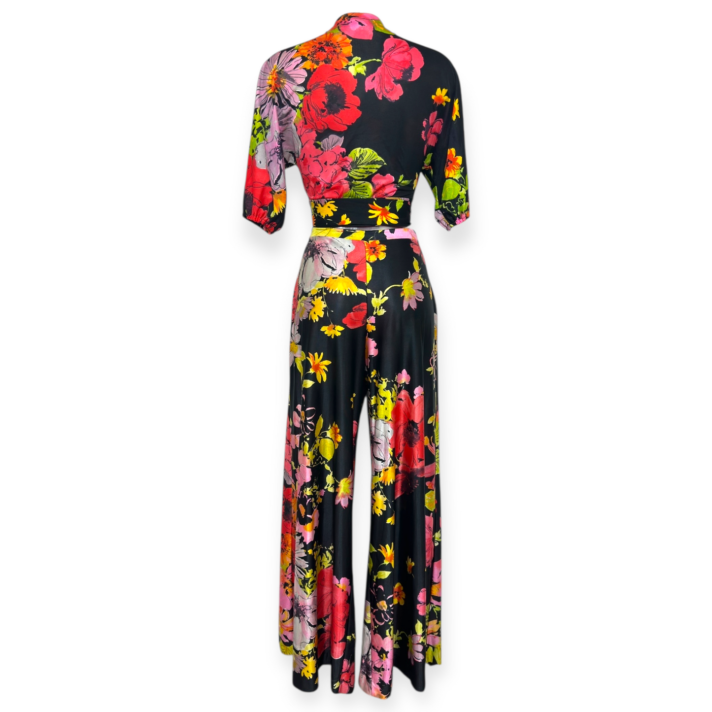 Sélection Paris Bonheur – Jacques Syma Paris – Ensemble Floral Quatre Pièces – Deux Tops Dos-Nu, Pantalon Large & Sur-Chemise – Satin Noir & Fleurs Multicolores - Made in France