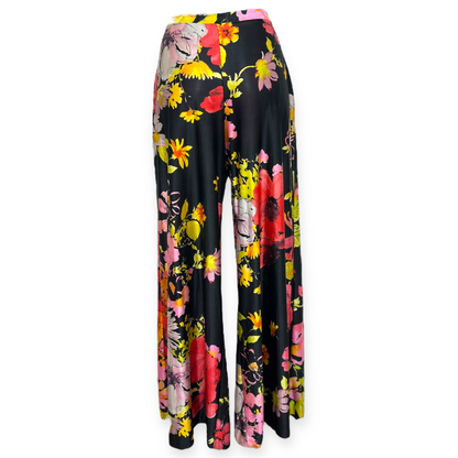 Sélection Paris Bonheur – Jacques Syma Paris – Ensemble Floral Quatre Pièces – Deux Tops Dos-Nu, Pantalon Large & Sur-Chemise – Satin Noir & Fleurs Multicolores - Made in France