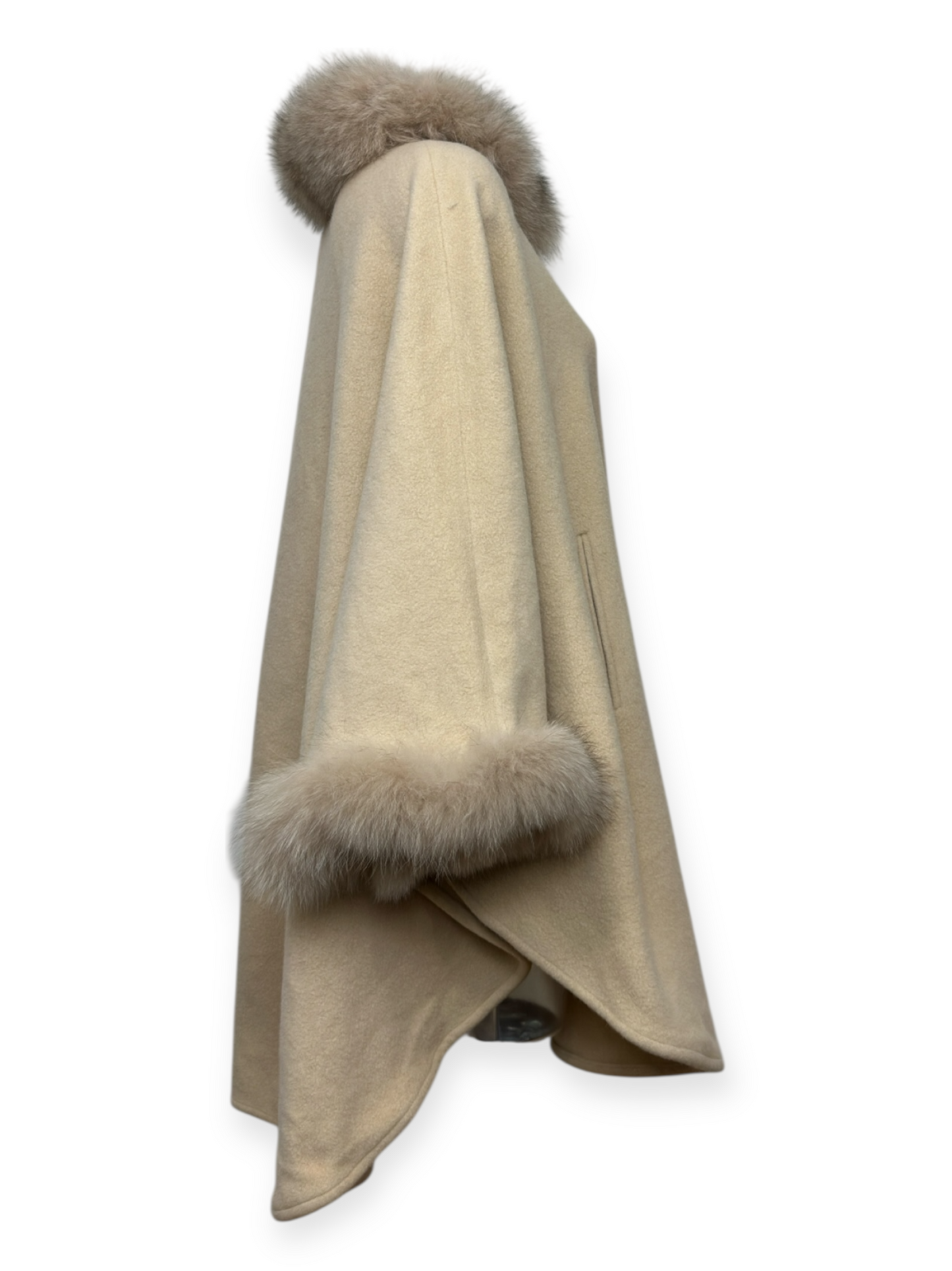 Beldam-Paris – cape-90-col-fourrure – laine-agneau-cachemire – fabrication-france – silhouette-fluide – pièce-unique – sélection-Paris-Bonheur